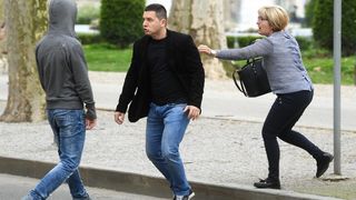 Incident nakon izricanja presude Komšiću: Stric ubijene Kristine nasrnuo na prolaznika Incident nakon izricanja presude Komšiću: Stric ubijene Kristine nasrnuo na prolaznika