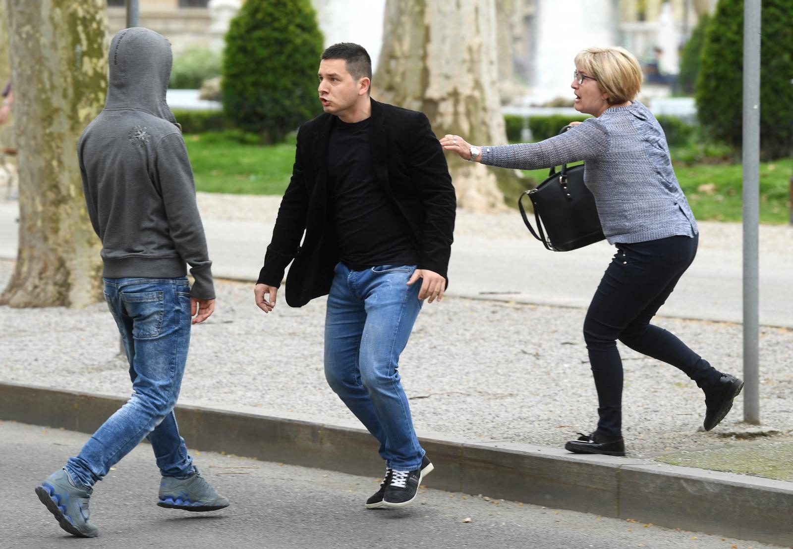 Incident nakon izricanja presude Komšiću: Stric ubijene Kristine nasrnuo na prolaznika Incident nakon izricanja presude Komšiću: Stric ubijene Kristine nasrnuo na prolaznika