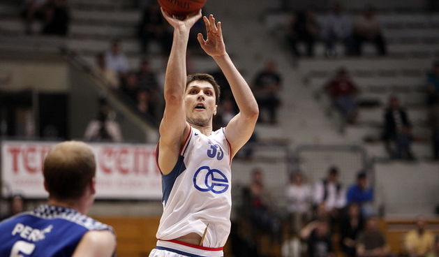 Zagreb, 120510. 13. kolo kosarkaske Lige za prvaka, utakmica Cibona – Zadar u kosarkaskom centru “Drazen Petrovic”. Na slici Marko Tomas (33). Foto: Dragan Matic / Cropix