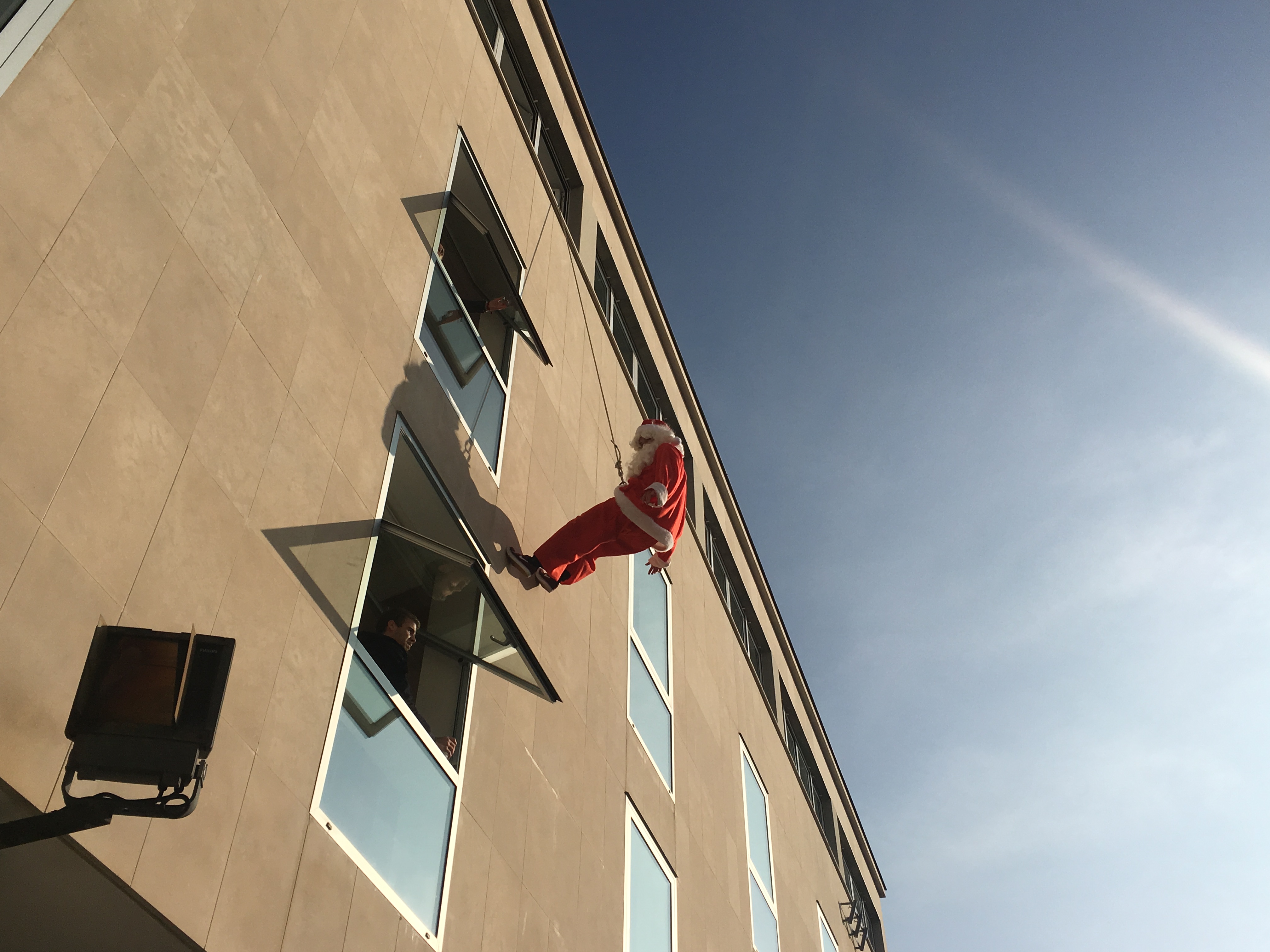 Spektakularno spuštanje Djeda Božićnjaka na Kalelargu Spektakularno spuštanje Djeda Božićnjaka na Kalelargu