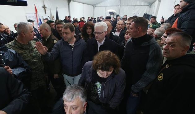 Zagreb – Ministarstvo branitelja, predsjednik Ivo Josipovic posjetio je sator sa braniteljima koji prosvjeduju vec peti dan trazeci smjenu ministra Predraga Matica, te razgovarao sa okupljenim braniteljima. Gjuro Glogoski, Josip Klem Photo: Marko Lukunic/