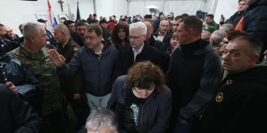 Zagreb – Ministarstvo branitelja, predsjednik Ivo Josipovic posjetio je sator sa braniteljima koji prosvjeduju vec peti dan trazeci smjenu ministra Predraga Matica, te razgovarao sa okupljenim braniteljima. Gjuro Glogoski, Josip Klem Photo: Marko Lukunic/ Zagreb – Ministarstvo branitelja, predsjednik Ivo Josipovic posjetio je sator sa braniteljima koji prosvjeduju vec peti dan trazeci smjenu ministra Predraga Matica, te razgovarao sa okupljenim braniteljima. Gjuro Glogoski, Josip Klem Photo: Marko Lukunic/