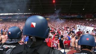 Nekoliko bijednih huligana baca baklje i topovski udar na utakmici između Hrvatske i Češke u Saint Etienneu. Photo: Sanjin Strukić/PIXSELL Nekoliko bijednih huligana baca baklje i topovski udar na utakmici između Hrvatske i Češke u Saint Etienneu. Photo: Sanjin Strukić/PIXSELL