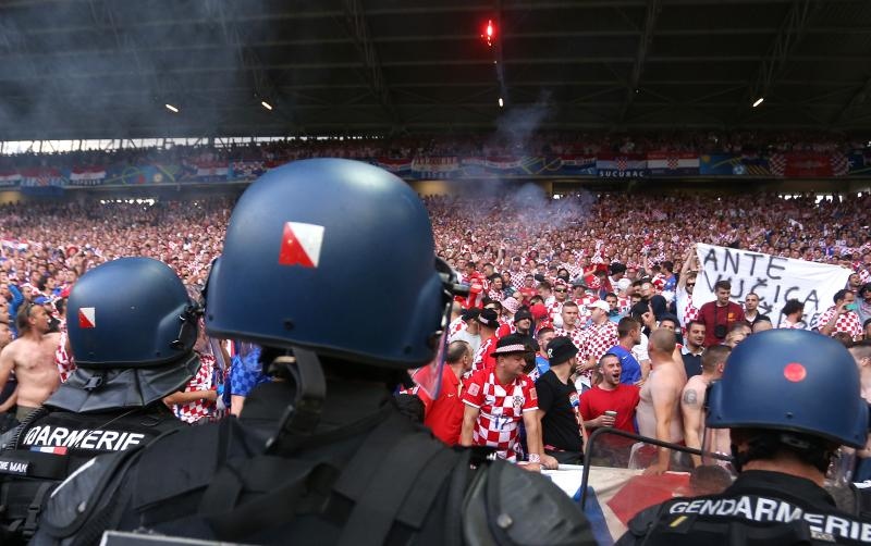 Nekoliko bijednih huligana baca baklje i topovski udar na utakmici između Hrvatske i Češke u Saint Etienneu. Photo: Sanjin Strukić/PIXSELL Nekoliko bijednih huligana baca baklje i topovski udar na utakmici između Hrvatske i Češke u Saint Etienneu. Photo: Sanjin Strukić/PIXSELL