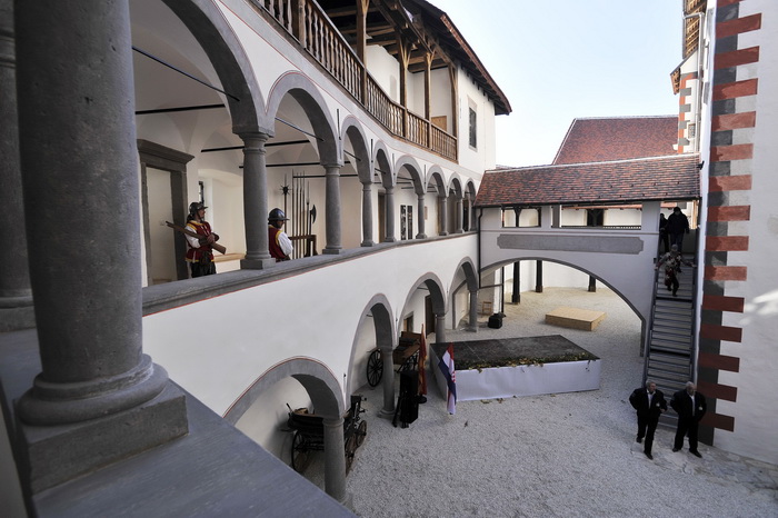 Desinic, 131111.
Otvorenje dvora Veliki tabor nakon restauratorskih radova. Izmedju ostalih, na otvorenju su prisustvovali i ministar kulture Jasen Mesic, te potpredsjednik Hrvatskog sabora Ivan Jarnjak.
Foto: Boris Kovacev / CROPIX Desinic, 131111.
Otvorenje dvora Veliki tabor nakon restauratorskih radova. Izmedju ostalih, na otvorenju su prisustvovali i ministar kulture Jasen Mesic, te potpredsjednik Hrvatskog sabora Ivan Jarnjak.
Foto: Boris Kovacev / CROPIX