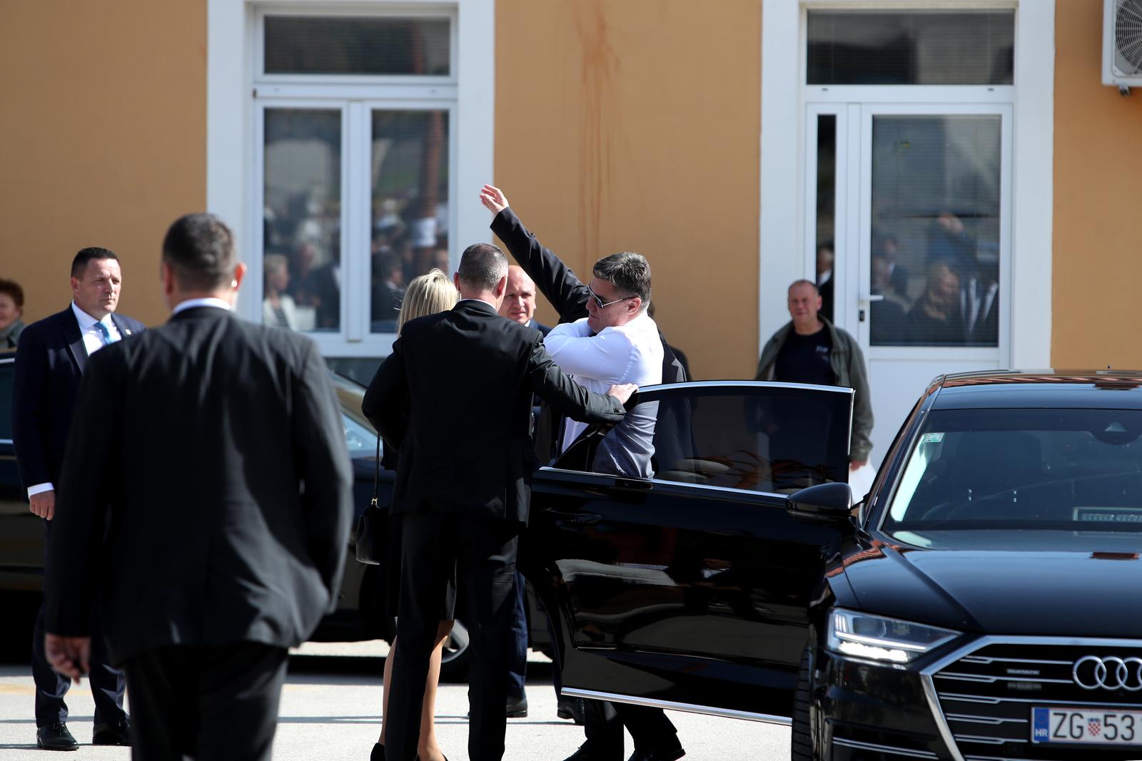 Predsjednik Zoran Milanović i albanski predsjednik Bajram Begaj posjetili crkvu Gospe Loretske u Arbanasima Predsjednik Zoran Milanović i albanski predsjednik Bajram Begaj posjetili crkvu Gospe Loretske u Arbanasima