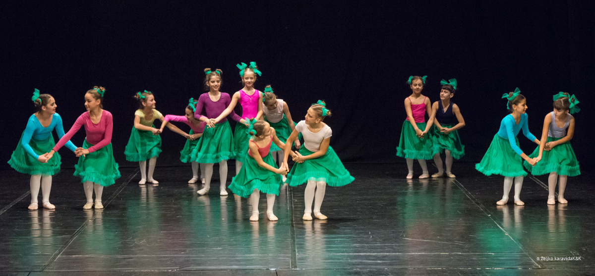 Božićna čestitka plesnog odjela Glazbene škole Blagoje Bersa