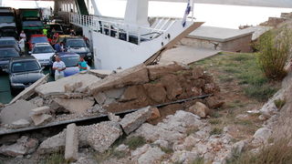 Jablanac, 170811.
U pomorskoj havariji trajekt Rapske plovidbe “Barbat” oko 18 sati, prilikom pristajanja u luku Jablanac ostao je bez pogona i udario u rivu koja je ujedno i mjesna plaza. Ozlijedjeno je sedam osoba. Ocevid je u tijeku.
Foto: Goran Novotn