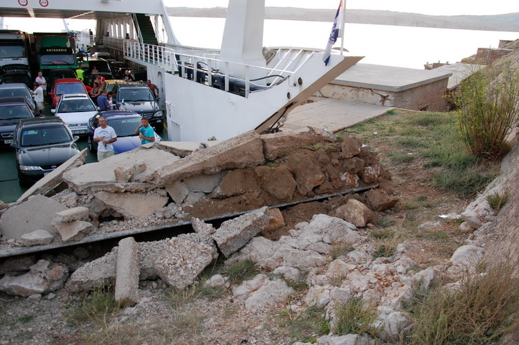 Jablanac, 170811.
U pomorskoj havariji trajekt Rapske plovidbe “Barbat” oko 18 sati, prilikom pristajanja u luku Jablanac ostao je bez pogona i udario u rivu koja je ujedno i mjesna plaza. Ozlijedjeno je sedam osoba. Ocevid je u tijeku.
Foto: Goran Novotn