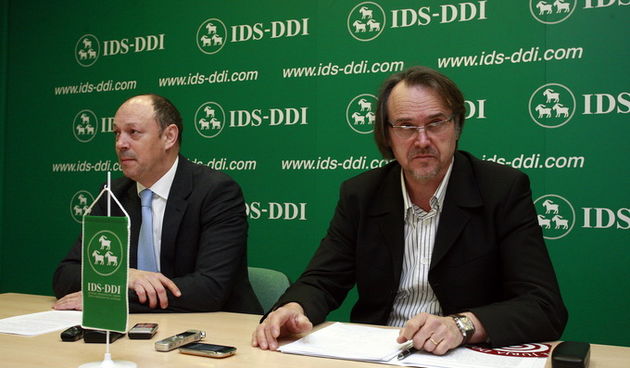 Pula, 110213.
Konferencija za novinare IDS-a  na temu “Poljoprivredno zemljiste”
Na fotografiji:  saborski  zastupnici  Giovanni Sponza i Valter Boljuncic. 
Foto: Goran Sebelic / CROPIX