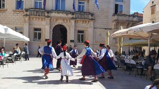 smotra učeničkih zadruga na Narodnom trgu; kreativnost na djelu; suveniri