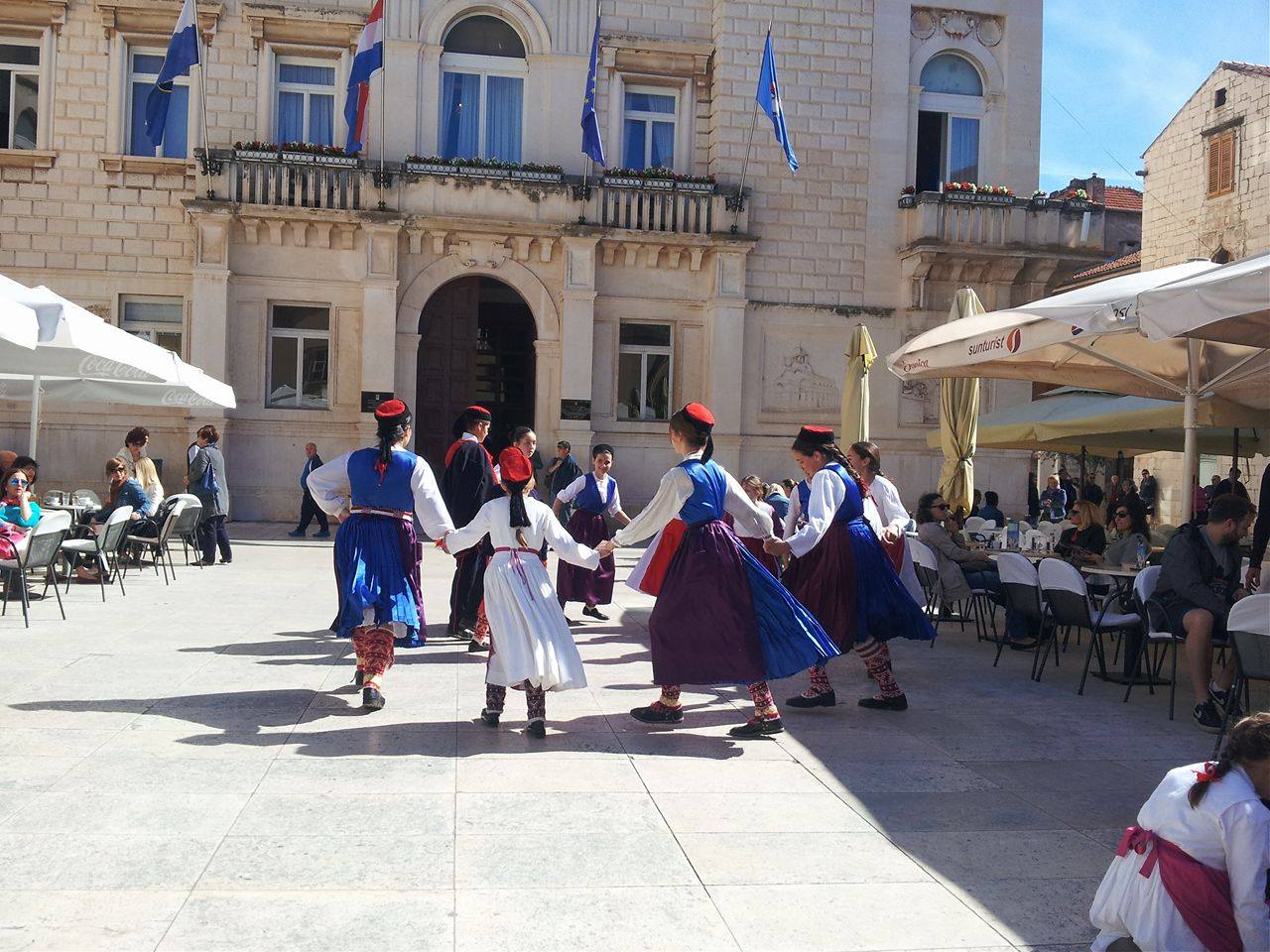 smotra učeničkih zadruga na Narodnom trgu; kreativnost na djelu; suveniri