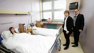 Luki Modriću u dječjoj bolnici u Klaićevoj uručena nagrada nogometaša godine, Photo: Petar Glebov/PIXSELL Luki Modriću u dječjoj bolnici u Klaićevoj uručena nagrada nogometaša godine, Photo: Petar Glebov/PIXSELL