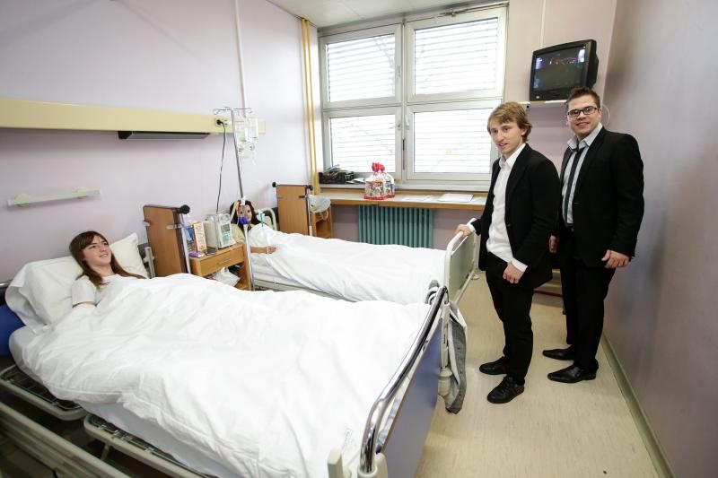 Luki Modriću u dječjoj bolnici u Klaićevoj uručena nagrada nogometaša godine, Photo: Petar Glebov/PIXSELL Luki Modriću u dječjoj bolnici u Klaićevoj uručena nagrada nogometaša godine, Photo: Petar Glebov/PIXSELL