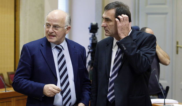 Zagreb, 231211.
Hrvatski Sabor u nastavku izvanredne sjednice glasuje o povjerenju novoj Vladi Zorana Milanovica. 
Na slici: Josip Leko, Nenad Stazic.
Foto: Davor Pongracic / CROPIX