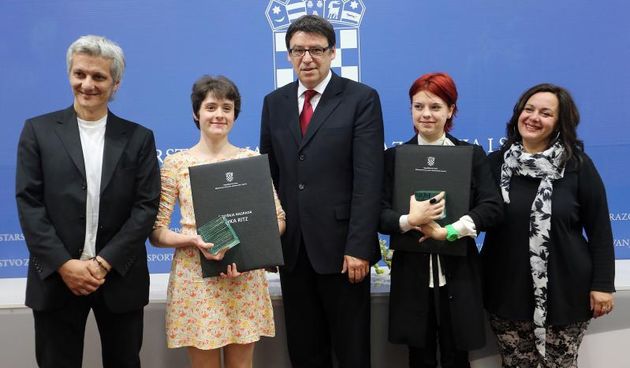 12.06.2013., Zagreb – U Ministarstvu znanosti, obrazovanja i sporta ministar Jovanovic dodijelio je Godisnju nagradu Luka Ritz za promicanje tolerancije i skole bez nasilja za skolsku godinu 2012./2013. Nagradjene su Tina Glazer, ucenica 2. razreda opce