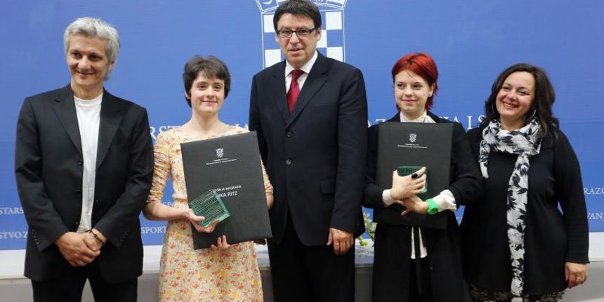 12.06.2013., Zagreb – U Ministarstvu znanosti, obrazovanja i sporta ministar Jovanovic dodijelio je Godisnju nagradu Luka Ritz za promicanje tolerancije i skole bez nasilja za skolsku godinu 2012./2013. Nagradjene su Tina Glazer, ucenica 2. razreda opce