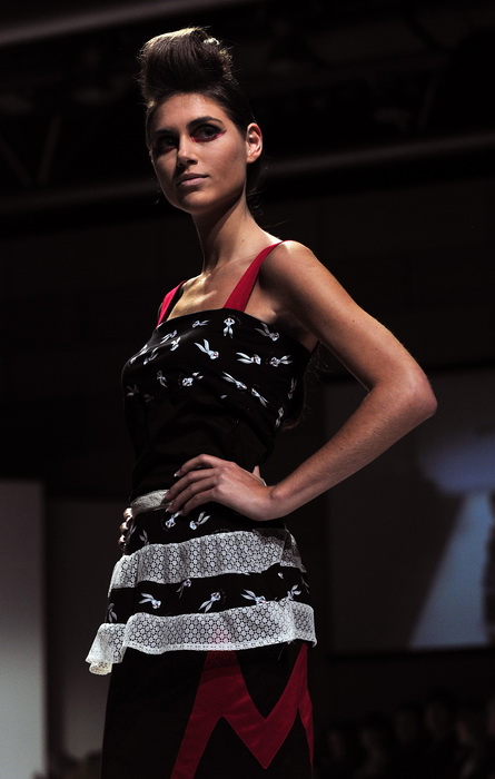 Zagreb, 241111.
Dreft Fashion Week revije pocele su u Hypo centru i prvi dan su svoje modele prezentirali: The Rodnik band, Petra i Maja Spoljar, Mara MiloglavMoretic, Aba Tomicic, Irina Balen Garland, Karim Bonet, Milena Rogulj.
Na slici: Mara Miloglav Zagreb, 241111.
Dreft Fashion Week revije pocele su u Hypo centru i prvi dan su svoje modele prezentirali: The Rodnik band, Petra i Maja Spoljar, Mara MiloglavMoretic, Aba Tomicic, Irina Balen Garland, Karim Bonet, Milena Rogulj.
Na slici: Mara Miloglav