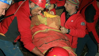 Zadar, 090612.
Danas su spasitelji HGSSa odradili akciju spasavanja unesrecenog speleologa Marjana Marovica koji je dozivio nesrecu u jami Kita Gacesina. U akciji je sudjelovalo oko 150 gorski spasioca te su uspjesno izvukli speleologa na sigurno.
Foto: H