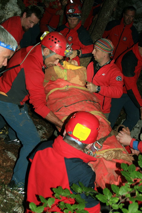 Zadar, 090612.
Danas su spasitelji HGSSa odradili akciju spasavanja unesrecenog speleologa Marjana Marovica koji je dozivio nesrecu u jami Kita Gacesina. U akciji je sudjelovalo oko 150 gorski spasioca te su uspjesno izvukli speleologa na sigurno.
Foto: H