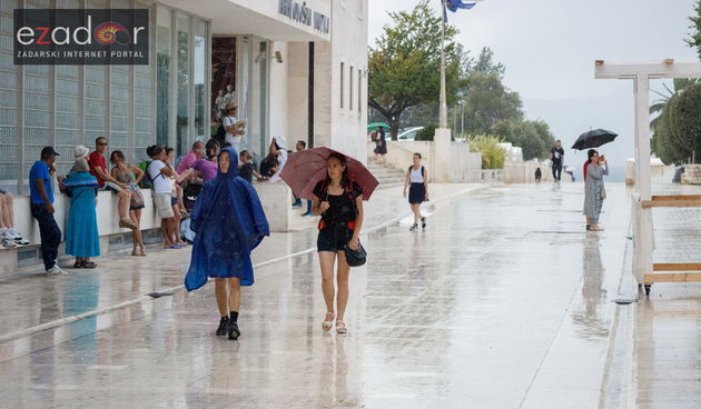 Đir po gradu 9. rujna 2017. Kiša, pljusak. kabanica, kišobran