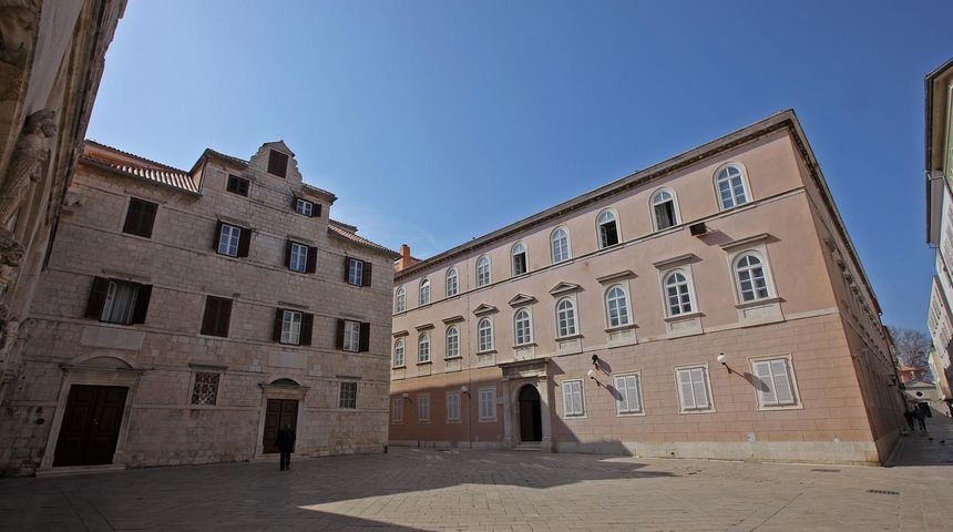 Zadar: Svećenićki dom i sjemenište Zmajević ispred katedrale sv. Stošije Zadar: Svećenićki dom i sjemenište Zmajević ispred katedrale sv. Stošije