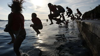 Zadar, 300711.
Nakon odgode zbog losih vremenskih uvjeta prosle subote, danas se na zadarskoj rivi odrzao peti milenijski skok, jedan od  prepoznatljivih zadarskih brendova posljednjih godina.
Foto: Jure Miskovic / CROPIX