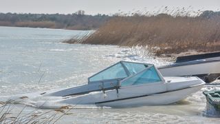 Ribarska lučica Prosika na Vranskom jezeru okovana ledom Ribarska lučica Prosika na Vranskom jezeru okovana ledom