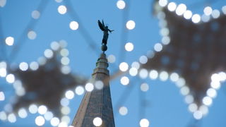 Zadar, 221212.
Uoci Bozica koji stize za tri dana, ulice su uredjene, a u gradu vlada blagdansko ozracje.
Na fotografiji: ukrasi i zvonik Sv. Stosije.
Foto: Luka Gerlanc / CROPIX Zadar, 221212.
Uoci Bozica koji stize za tri dana, ulice su uredjene, a u gradu vlada blagdansko ozracje.
Na fotografiji: ukrasi i zvonik Sv. Stosije.
Foto: Luka Gerlanc / CROPIX