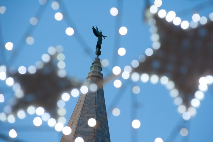 Zadar, 221212.
Uoci Bozica koji stize za tri dana, ulice su uredjene, a u gradu vlada blagdansko ozracje.
Na fotografiji: ukrasi i zvonik Sv. Stosije.
Foto: Luka Gerlanc / CROPIX Zadar, 221212.
Uoci Bozica koji stize za tri dana, ulice su uredjene, a u gradu vlada blagdansko ozracje.
Na fotografiji: ukrasi i zvonik Sv. Stosije.
Foto: Luka Gerlanc / CROPIX