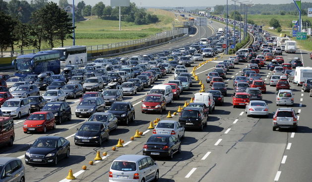 Zagreb, 100710.
Prometna guzva u Luckom na naplatnim kucicama pored Zagreba, zbog velikog broja turista.
Foto: Drago Sopta / CROPIX