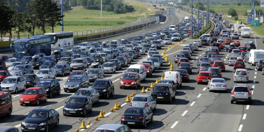 Zagreb, 100710.
Prometna guzva u Luckom na naplatnim kucicama pored Zagreba, zbog velikog broja turista.
Foto: Drago Sopta / CROPIX Zagreb, 100710.
Prometna guzva u Luckom na naplatnim kucicama pored Zagreba, zbog velikog broja turista.
Foto: Drago Sopta / CROPIX