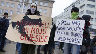 Zagreb, 220213.
Tristotinjak prosvjednika prosetalo je ulicama Zagreba u sklopu prosvjeda koji su organizirale skupine Occupy Croatia i Anonymous Hrvatska. U prosvjednoj setnji na nekoliko minuta zastali su uz zgrade Narodne banke, HDZ-a i SDP-a.
Na fotog Zagreb, 220213.
Tristotinjak prosvjednika prosetalo je ulicama Zagreba u sklopu prosvjeda koji su organizirale skupine Occupy Croatia i Anonymous Hrvatska. U prosvjednoj setnji na nekoliko minuta zastali su uz zgrade Narodne banke, HDZ-a i SDP-a.
Na fotog