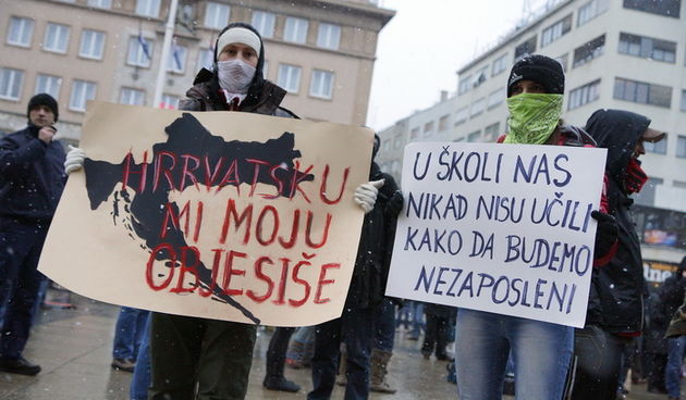 Zagreb, 220213.
Tristotinjak prosvjednika prosetalo je ulicama Zagreba u sklopu prosvjeda koji su organizirale skupine Occupy Croatia i Anonymous Hrvatska. U prosvjednoj setnji na nekoliko minuta zastali su uz zgrade Narodne banke, HDZ-a i SDP-a.
Na fotog