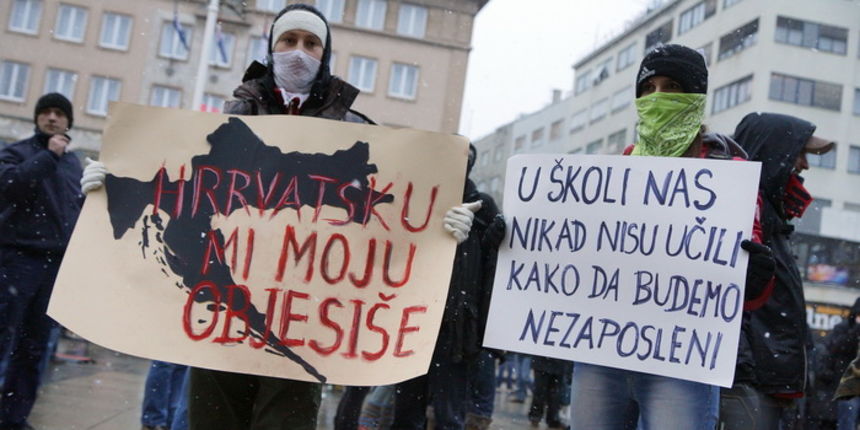 Zagreb, 220213.
Tristotinjak prosvjednika prosetalo je ulicama Zagreba u sklopu prosvjeda koji su organizirale skupine Occupy Croatia i Anonymous Hrvatska. U prosvjednoj setnji na nekoliko minuta zastali su uz zgrade Narodne banke, HDZ-a i SDP-a.
Na fotog Zagreb, 220213.
Tristotinjak prosvjednika prosetalo je ulicama Zagreba u sklopu prosvjeda koji su organizirale skupine Occupy Croatia i Anonymous Hrvatska. U prosvjednoj setnji na nekoliko minuta zastali su uz zgrade Narodne banke, HDZ-a i SDP-a.
Na fotog