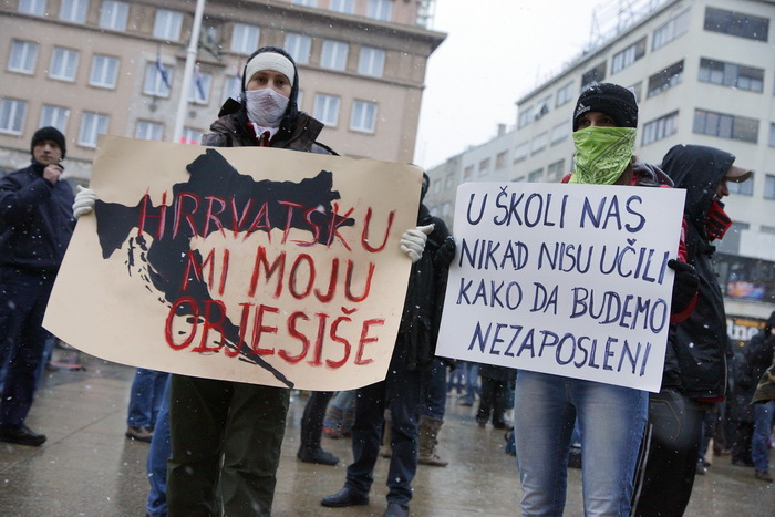 Zagreb, 220213.
Tristotinjak prosvjednika prosetalo je ulicama Zagreba u sklopu prosvjeda koji su organizirale skupine Occupy Croatia i Anonymous Hrvatska. U prosvjednoj setnji na nekoliko minuta zastali su uz zgrade Narodne banke, HDZ-a i SDP-a.
Na fotog Zagreb, 220213.
Tristotinjak prosvjednika prosetalo je ulicama Zagreba u sklopu prosvjeda koji su organizirale skupine Occupy Croatia i Anonymous Hrvatska. U prosvjednoj setnji na nekoliko minuta zastali su uz zgrade Narodne banke, HDZ-a i SDP-a.
Na fotog