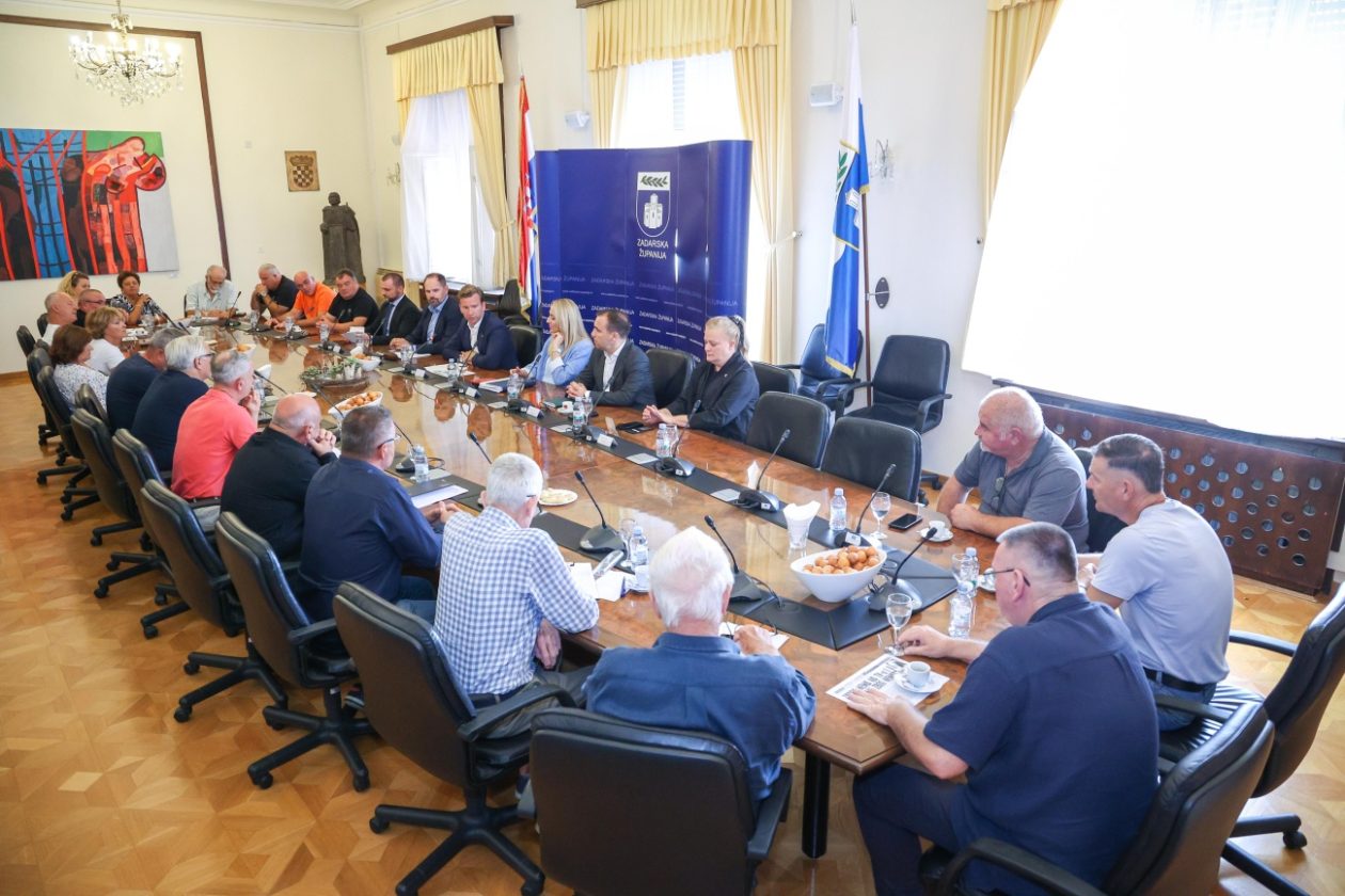 d8794a67ae1824f707399985a6ec7b71_XL