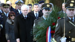 Zadar, 270112.
Predsjednik RH Ivo Josipovic u posjeti je Zadarskoj zupaniji. Jutros je polozio vijenac na sredisnjem krizu gradskog groblja svim poginulim sudionicima akcije Maslenica.
Foto: Andrija Lucic / CROPIX