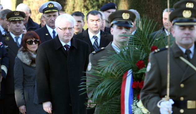 Zadar, 270112.
Predsjednik RH Ivo Josipovic u posjeti je Zadarskoj zupaniji. Jutros je polozio vijenac na sredisnjem krizu gradskog groblja svim poginulim sudionicima akcije Maslenica.
Foto: Andrija Lucic / CROPIX