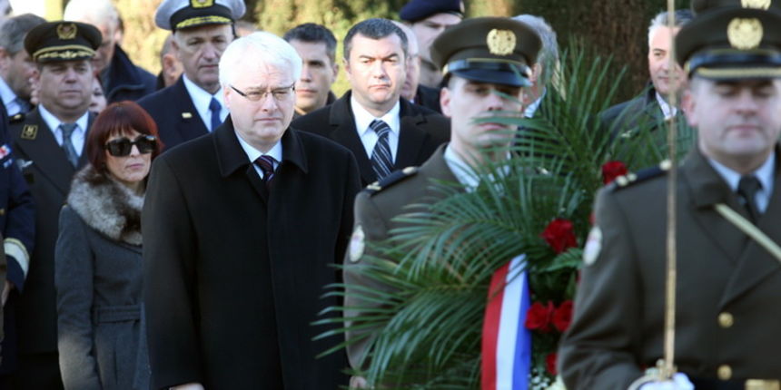 Zadar, 270112.
Predsjednik RH Ivo Josipovic u posjeti je Zadarskoj zupaniji. Jutros je polozio vijenac na sredisnjem krizu gradskog groblja svim poginulim sudionicima akcije Maslenica.
Foto: Andrija Lucic / CROPIX Zadar, 270112.
Predsjednik RH Ivo Josipovic u posjeti je Zadarskoj zupaniji. Jutros je polozio vijenac na sredisnjem krizu gradskog groblja svim poginulim sudionicima akcije Maslenica.
Foto: Andrija Lucic / CROPIX