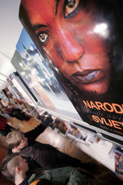 Pula,041209.
Recesijski, ali veselo i uz pjesmu otvoren je u petak jubilarni 15. Sa(n)jam knjige u Istri, koji ce do 13. prosinca okupiti vise od 200 autora i 300 nakladnika. Sajam je prigodnim rijecima otvorio veliki argentinsko – kanadski knjizevnik Alb Pula,041209.
Recesijski, ali veselo i uz pjesmu otvoren je u petak jubilarni 15. Sa(n)jam knjige u Istri, koji ce do 13. prosinca okupiti vise od 200 autora i 300 nakladnika. Sajam je prigodnim rijecima otvorio veliki argentinsko – kanadski knjizevnik Alb