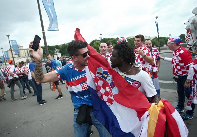 Euro 2016: Hrvatski navijači napravili fenomenalnu atmosferu u Parizu. Photo: Sanjin Strukić/PIXSELL Euro 2016: Hrvatski navijači napravili fenomenalnu atmosferu u Parizu. Photo: Sanjin Strukić/PIXSELL
