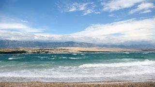 Olujna bura poharala plažu Zrće. Photo: Dalibor Urukalović/PIXSELL