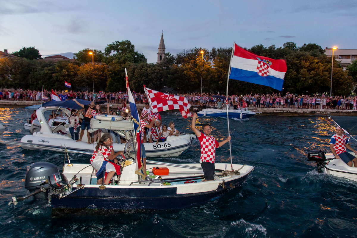 Veličanstven doček četvorice zadarskih Vatrenih od Gradskog mosta do Foruma