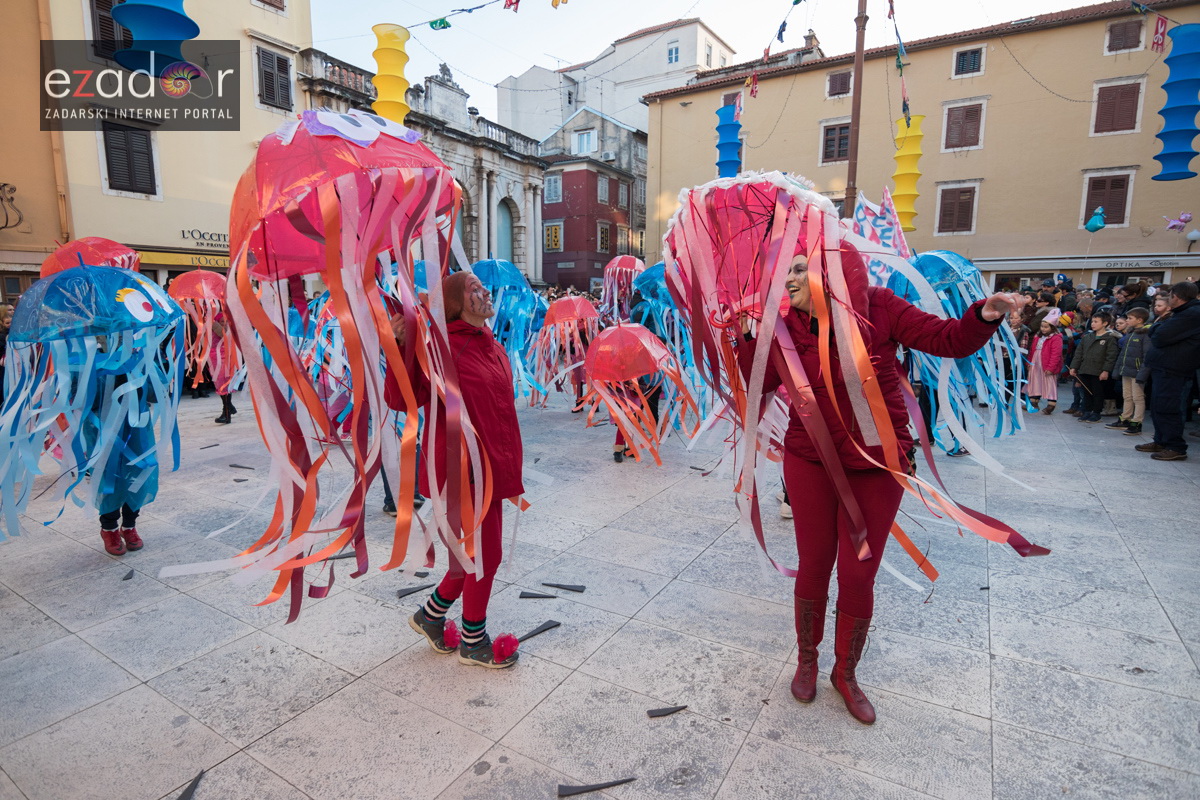 Zadarski karneval 2018: Povorka maškaranih skupina od Gradskih vrata preko Foruma do Narodnog trga Zadarski karneval 2018: Povorka maškaranih skupina od Gradskih vrata preko Foruma do Narodnog trga