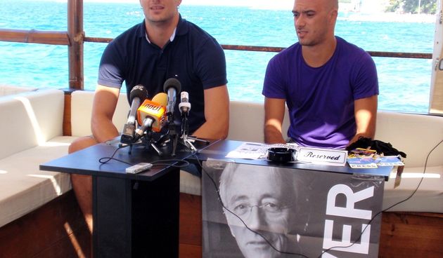 Konferencija za novinare u Hitch baru, oliver i grupa Delfini