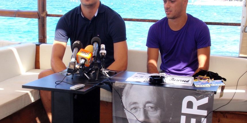 Konferencija za novinare u Hitch baru, oliver i grupa Delfini Konferencija za novinare u Hitch baru, oliver i grupa Delfini