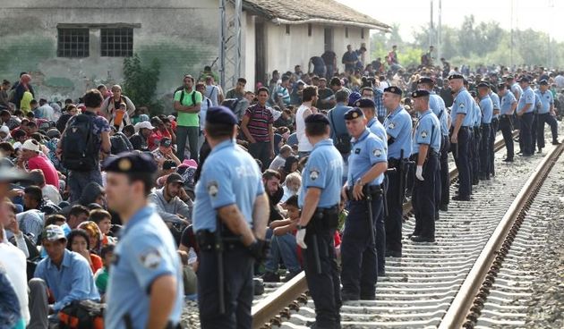 Tovarnik: Iscrpljenim izbjeglicama koji čekaju vlak volonteri Crvenog križa pružaju svekoliku pomoć. Photo: Zeljko Lukunic/PIXSELL