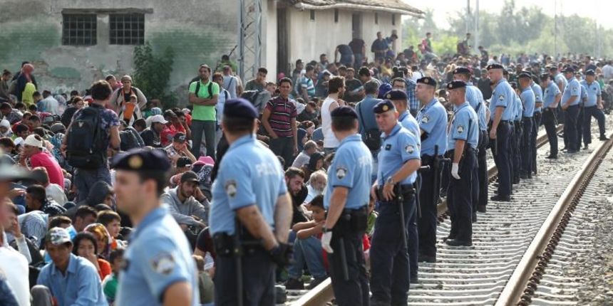 Tovarnik: Iscrpljenim izbjeglicama koji čekaju vlak volonteri Crvenog križa pružaju svekoliku pomoć. Photo: Zeljko Lukunic/PIXSELL Tovarnik: Iscrpljenim izbjeglicama koji čekaju vlak volonteri Crvenog križa pružaju svekoliku pomoć. Photo: Zeljko Lukunic/PIXSELL