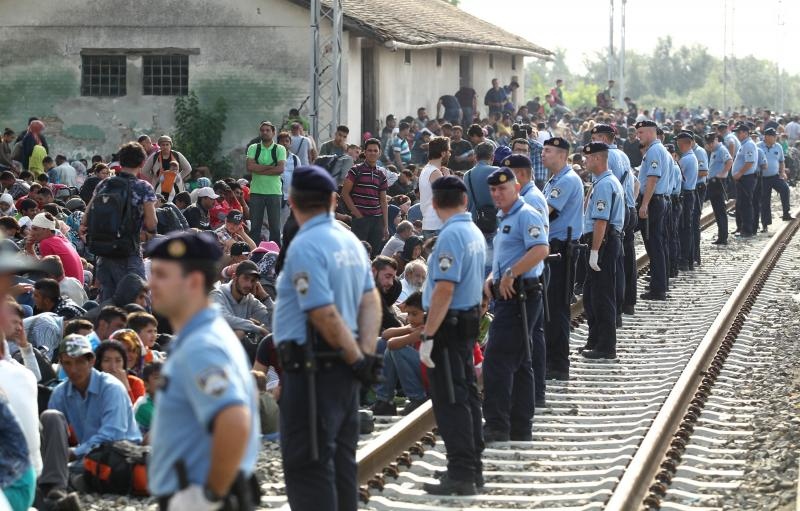 Tovarnik: Iscrpljenim izbjeglicama koji čekaju vlak volonteri Crvenog križa pružaju svekoliku pomoć. Photo: Zeljko Lukunic/PIXSELL Tovarnik: Iscrpljenim izbjeglicama koji čekaju vlak volonteri Crvenog križa pružaju svekoliku pomoć. Photo: Zeljko Lukunic/PIXSELL